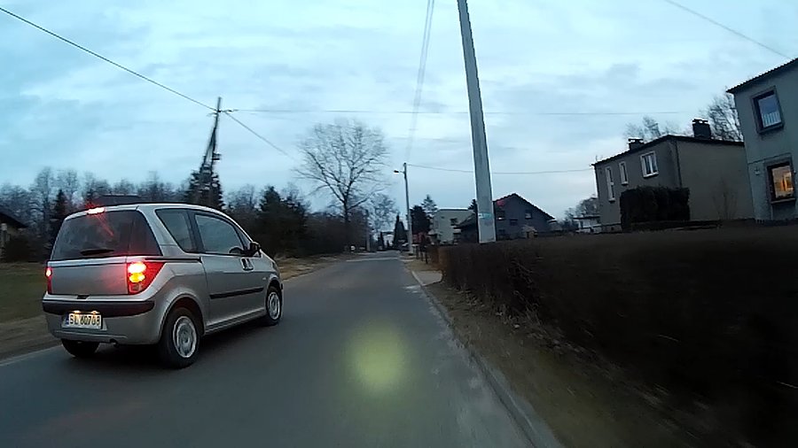 I chwilę później skręca w prawo do domu
