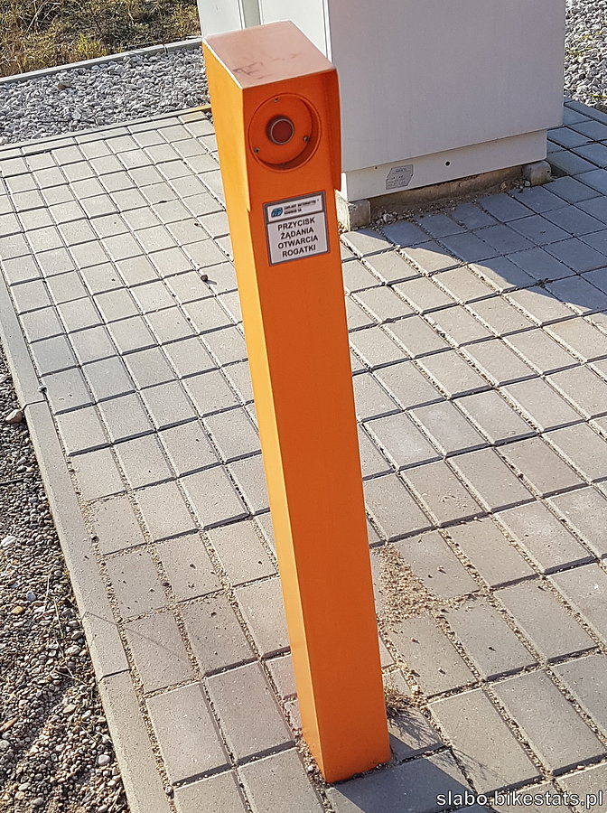 Przycisk żądania otwarcia rogatki nieopodal przystanku Łódź Olechów Wschód