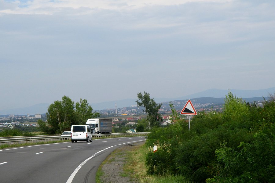 Przedmieście Użhorodu z majaczącym w oddali pasmem Wyhorlatu