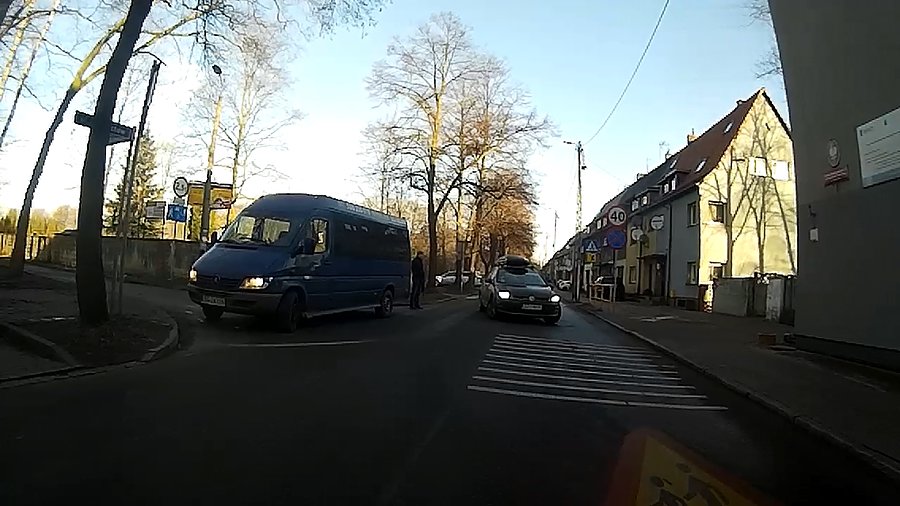 Nie bym się czepiał, ale miejsce do parkowania znalazł zajebiste
