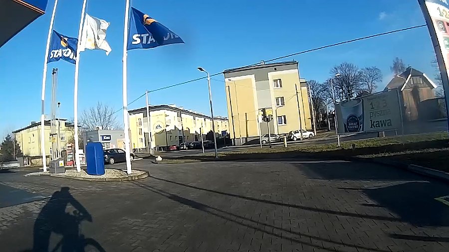 Wieje silny wiatr z zachodu.... Flagi to potwierdzaja