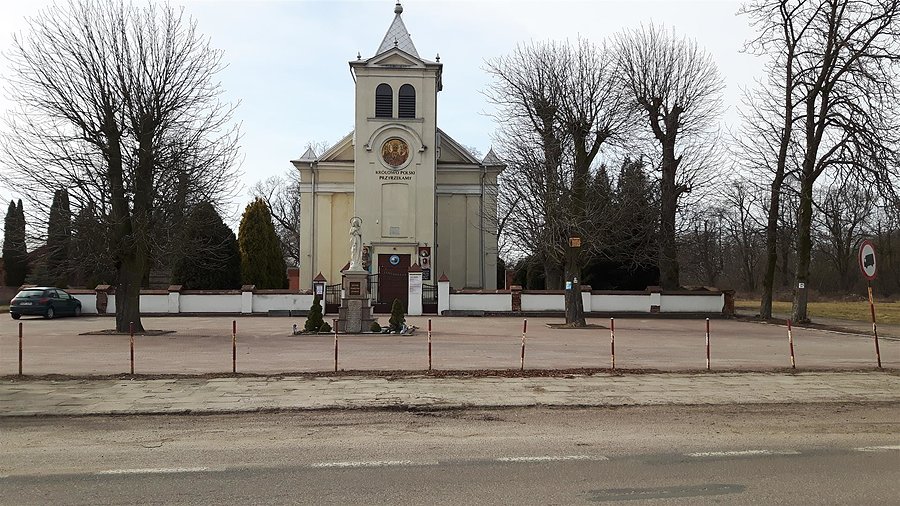 Vis-a-vis ratusza jest kościół "Na Górce"