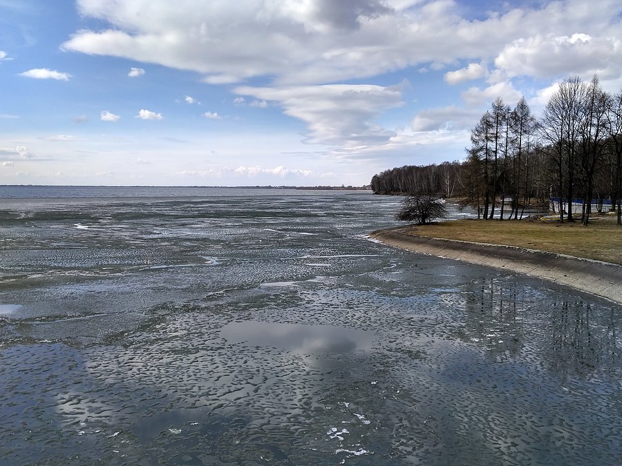 Lody puszczają na zalewie w Goczałkowicach