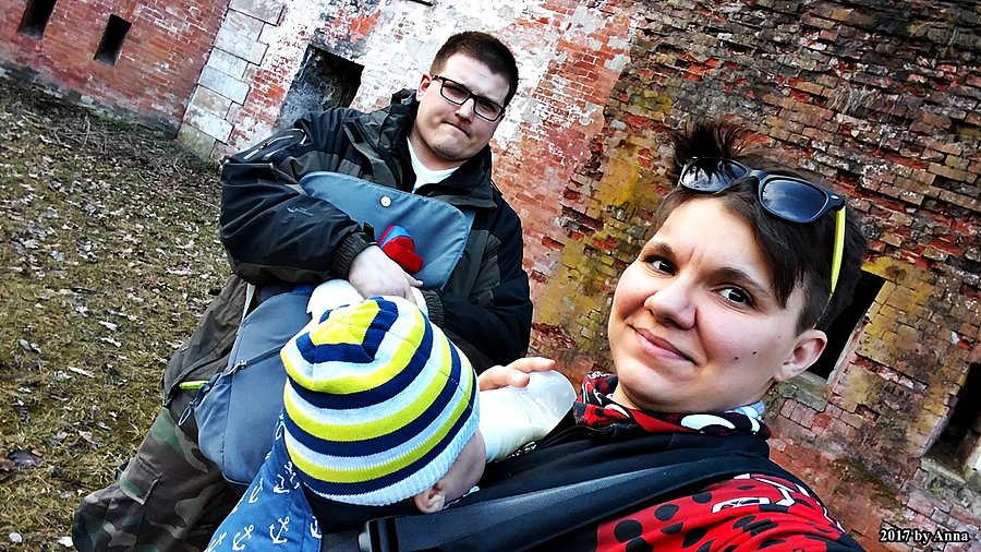 Tymon się zajada na świeżym powietrzu. W końcu wiosna!