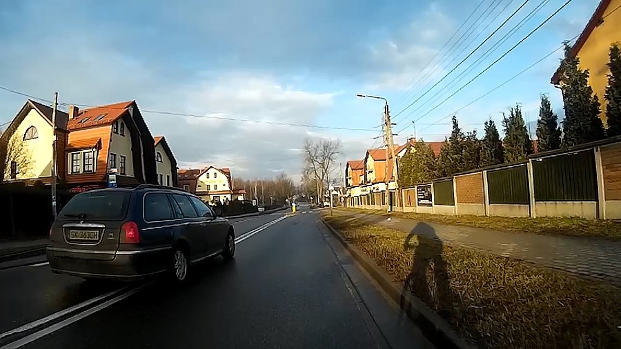 Po niebie płyną ciemniejsze chmury