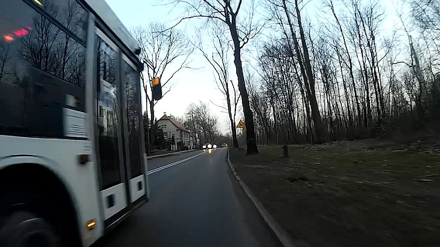 Wyprzedza mnie autobus... linia 198 numer boczny 126