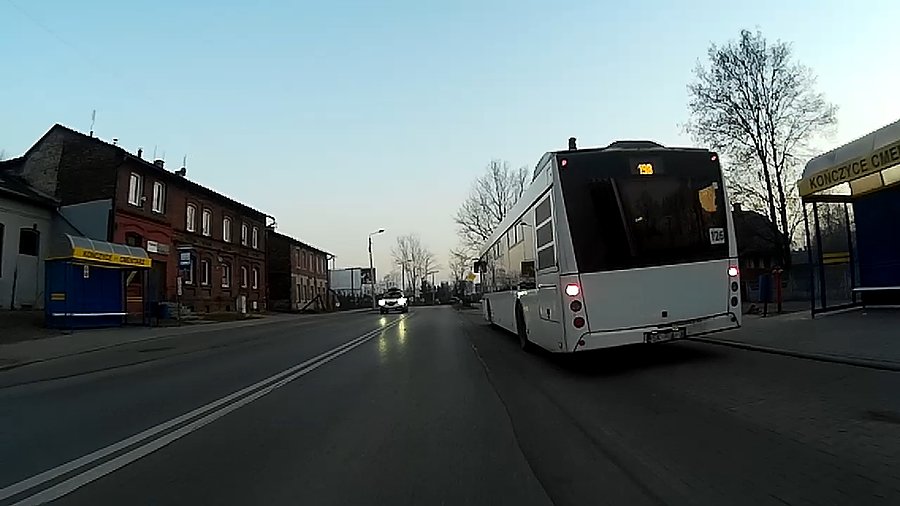 ..doganiam dziada na przystanku