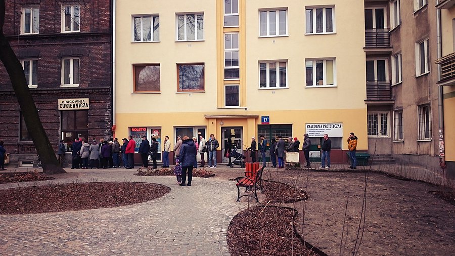 Tłusty czwartek minął, a dzisiejsza kolejka za pączkami była taka. Ludzie po godzinie stoją