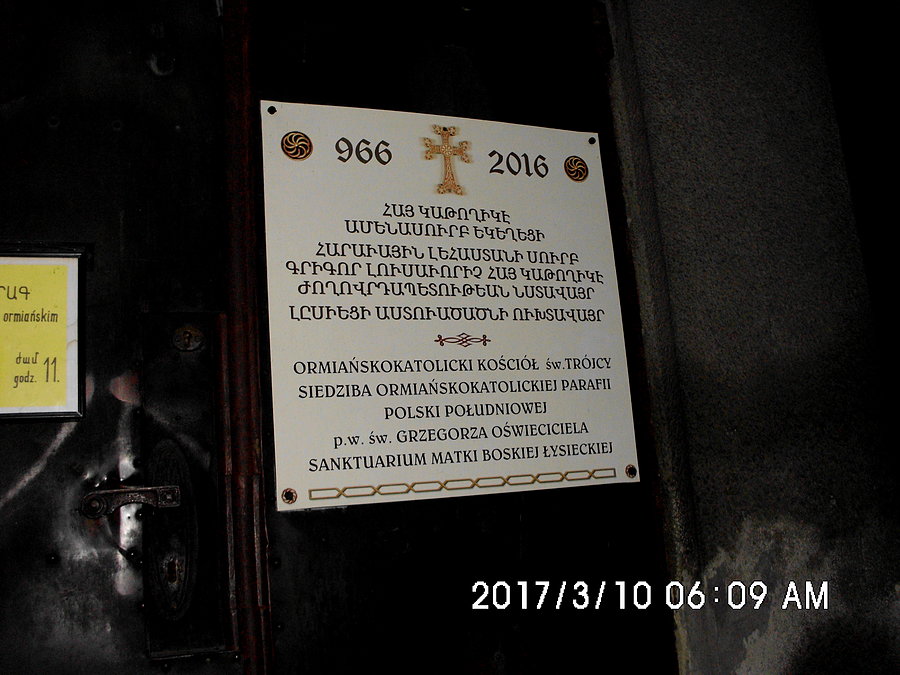 Dwujęzyczna tablica na drzwiach kościoła pod wezwaniem Świętej Trójcy w Gliwicach