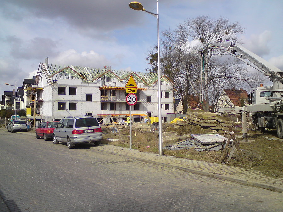 Budują nowe chałupy przy Tęczowej w Brzegu
