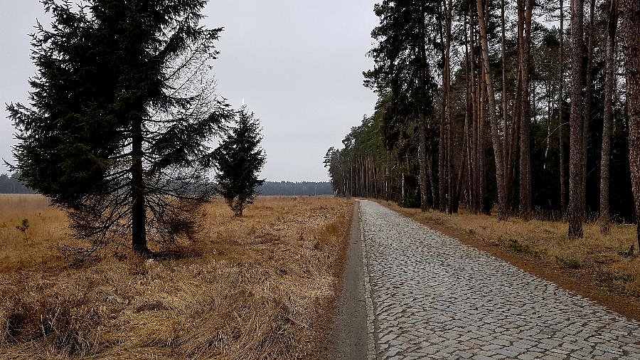 Kilometrowy odcinek brukowo kamienny
