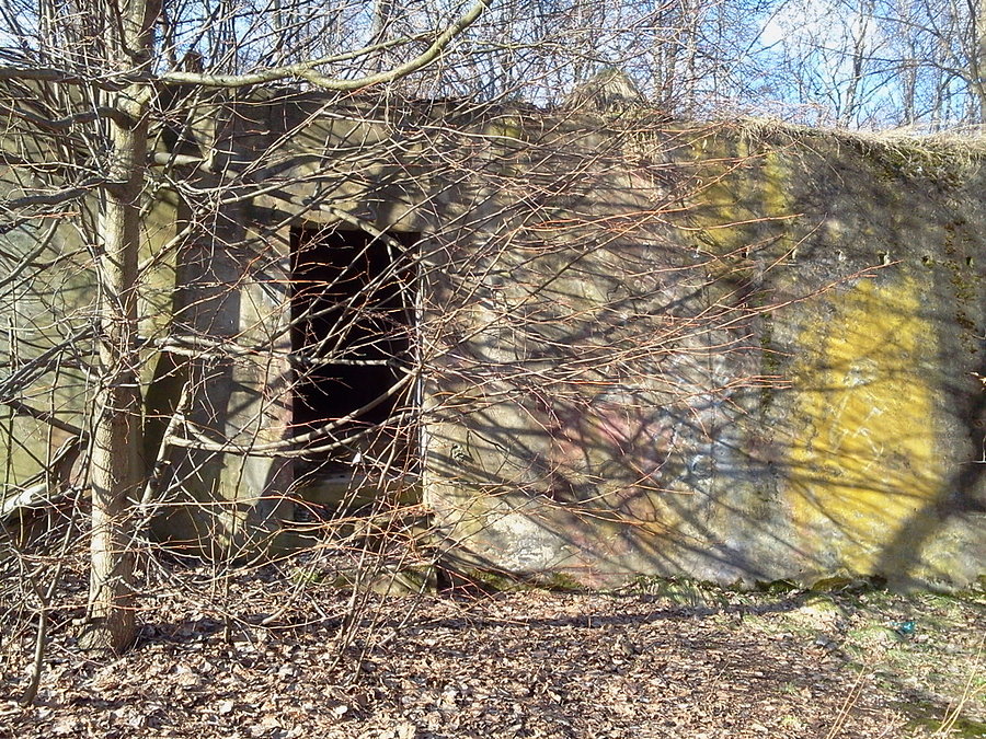 Różne wejścia, pomieszczenia, schrony, zakamarki itp