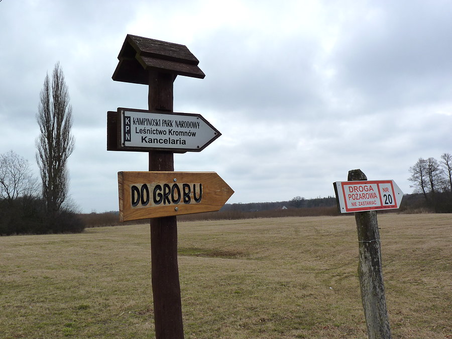 Ciekawe do czyjego grobu ten drogowskaz, bo nazwa miejscowości to też raczej małoprawdopodobna
