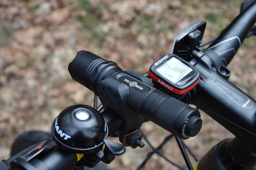Kokpit nowego roweru - Sigma 1200 i Solarforce L2 (980lm!)