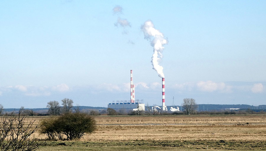 Dymią kominy elektrowni w Schwedt