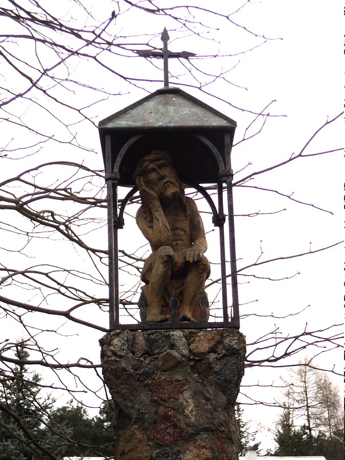 Drewniana figurka Jezusa frasobliwego