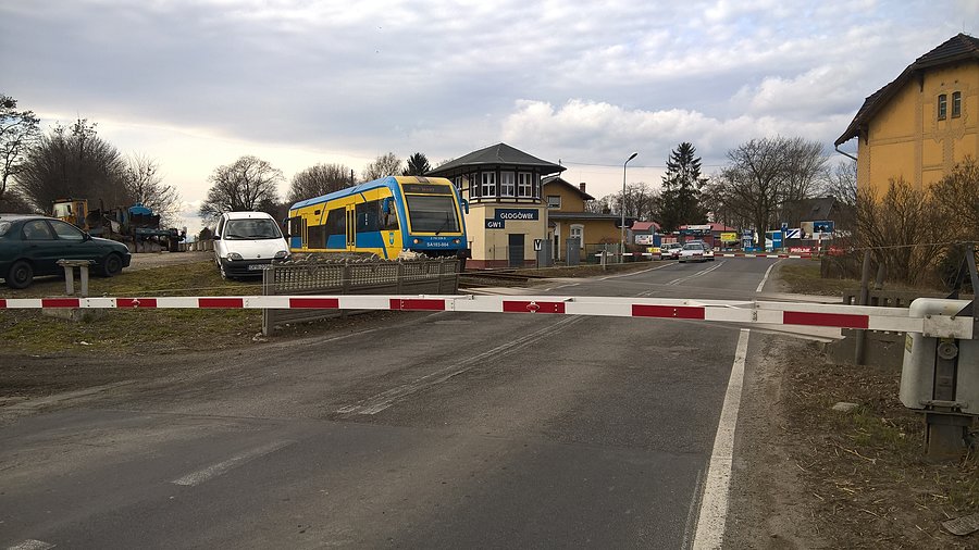 Szynobus wyjeżdżający z Głogówka