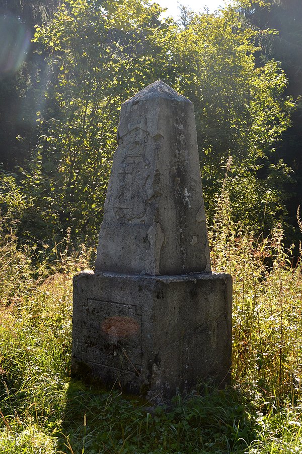 Stary słup graniczny na Przełęczy Beskid nad Radoszycami
