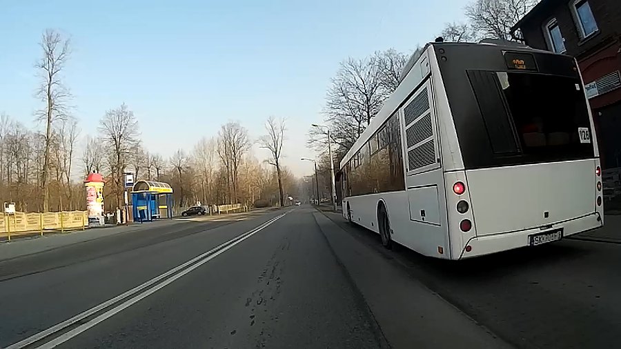 To ten autobus ostatnio mało mnie nie zabił, w środku jednak inny kierowca... ten potrafił jakoś normalnie mnie wyprzedzić