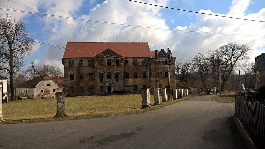 Wreszcie coś się dzieje, wyremontowany dach i usunięte chaszcze przed pałacem w Kazimierzu