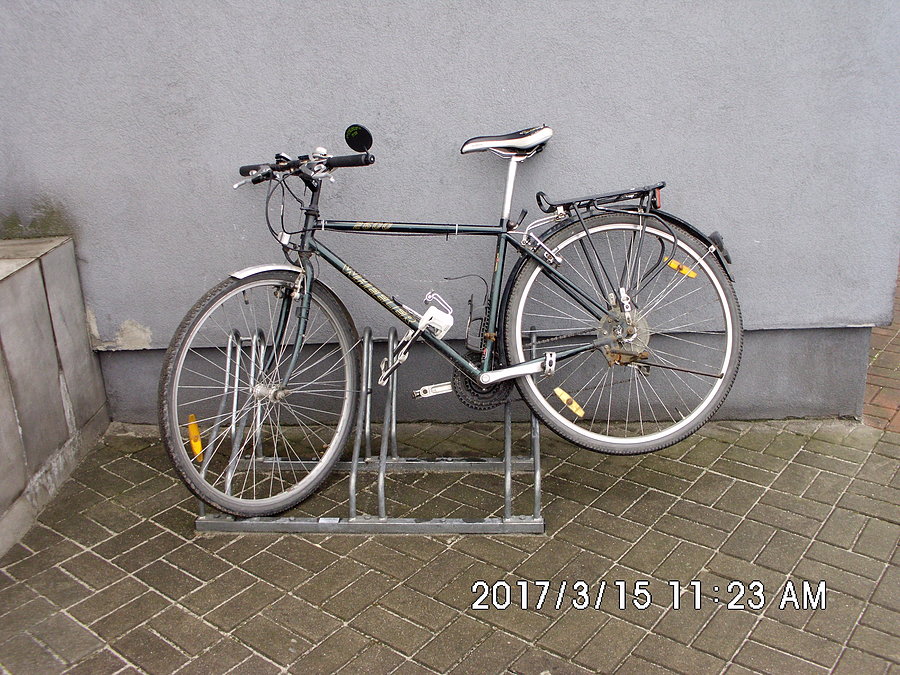Do tego stojaka nie da się porządnie przypiąć roweru, ale grunt to statystyka