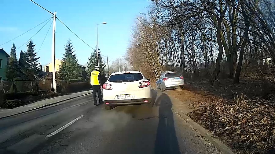 Dmuchanie... - pani za kierownicą chyba była wczorajsza, bo kazali jej zjechać na bok ;)