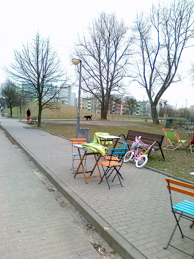 W parku już otwarta budka z lodami, goframi i rurkami z bitą śmietaną, a przed budką kolorowe stoliki