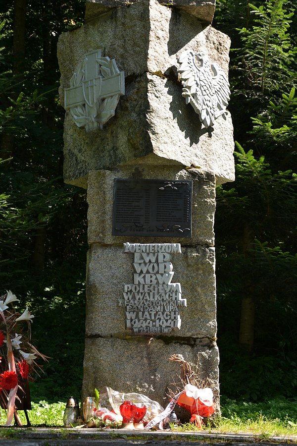 Pomnik upamiętniający żołnierzy poległych w zasadzce UPA (1.4.1947 r.) pod Łubnem k/Jabłonek