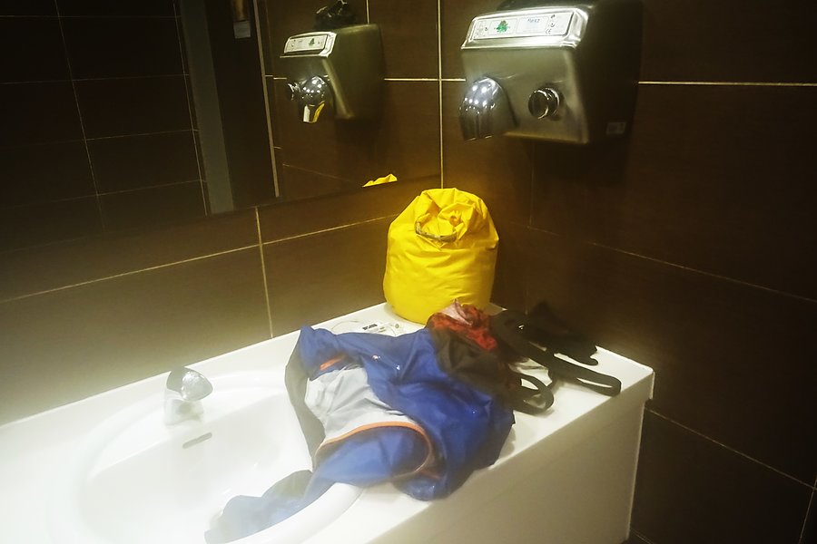 Jedyna wartościowa rzecz w McDonalds - łazienka z suszarką do skarpet. Tym razem przesuszyłem więcej niż skarpety ;)