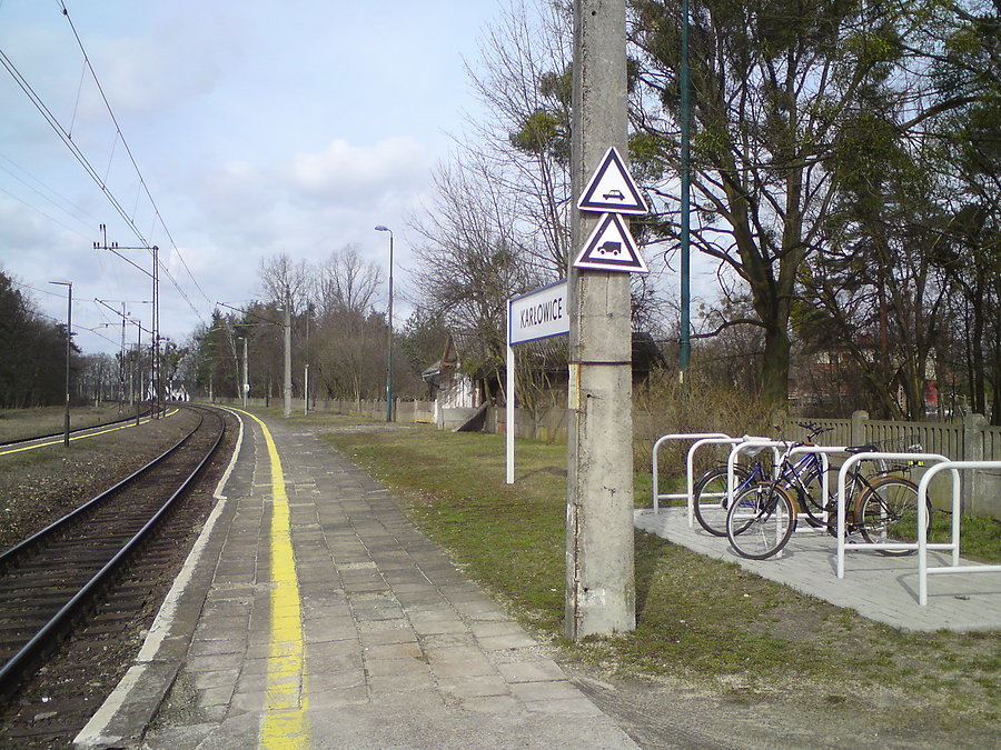 Nieco odnowiona stacja PKP w Karłowicach
