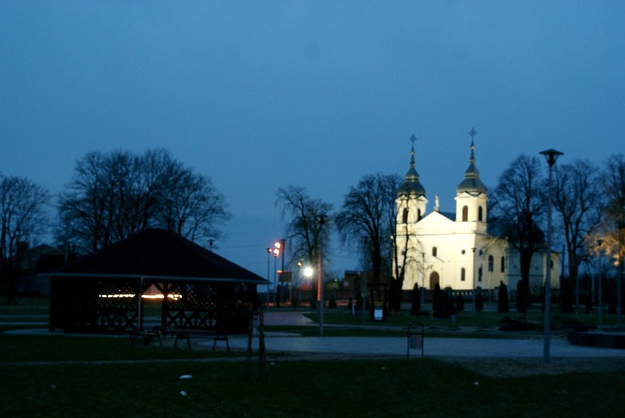 Kościół ciemną nocą pw. św. Malgorzaty w Chorzęcinie