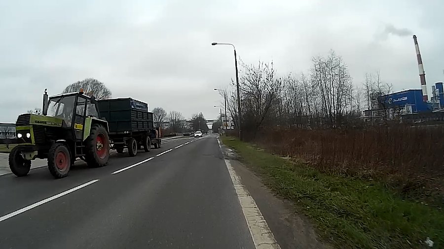 Prawie czarny ciągnik