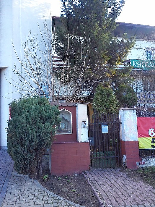 Kapliczka w ogrodzeniu posesji Powsińska 42