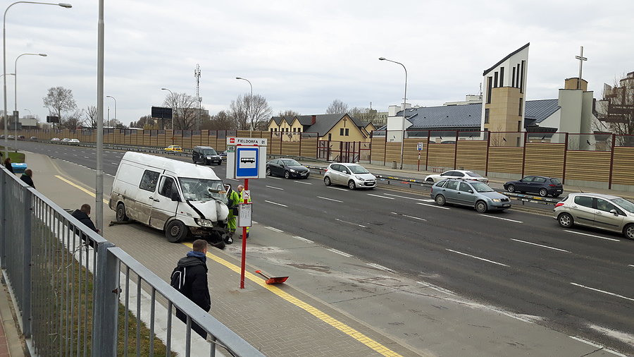 Bus po uderzeniu w sygnalizator
