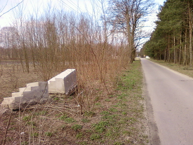 Schody przy drodze