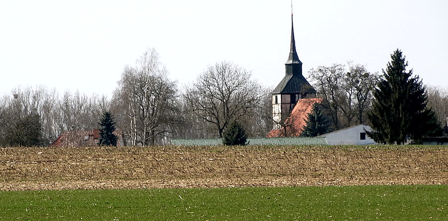 Gdzieś w oddali wieża kościoła w Grambow
