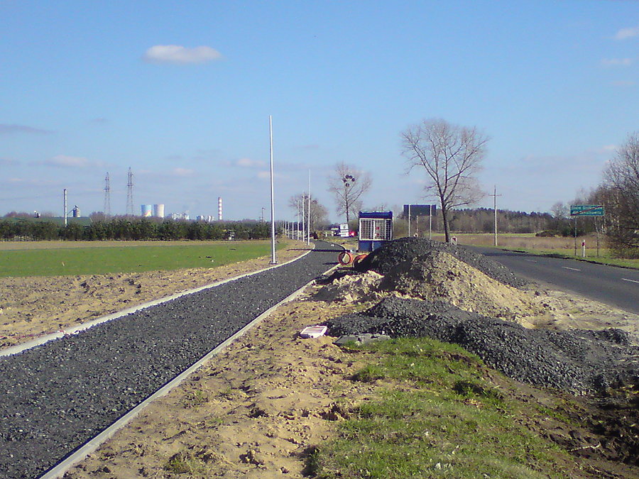 St. Siołkowice - Chróścice, w tle Elektrownia Opole