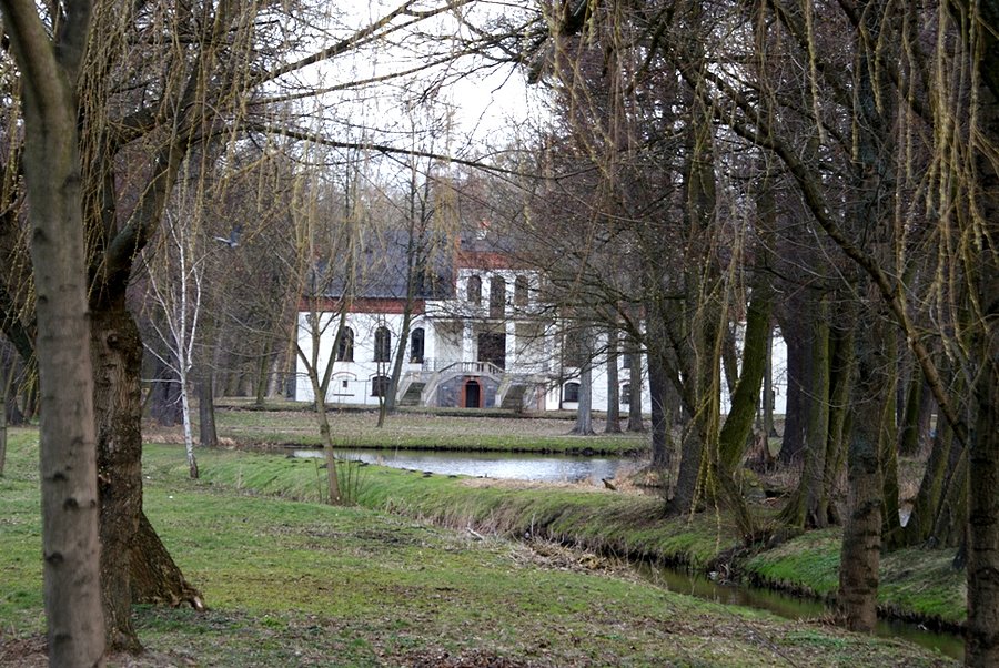 Pałacyk Ostrowskich w Ujeździe, wzniesiony na XV-wiecznych fundamentach, wielokrotnie przebudowywany w XIX i XX w