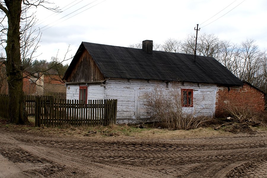 Drewniana chata w Łominach