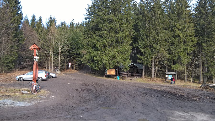 Parking na przełęczy przy Biskupiej kopie - Petrove Boudy