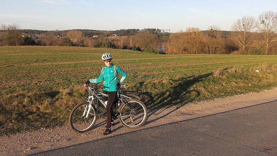 Ania w tle pagórków Promna