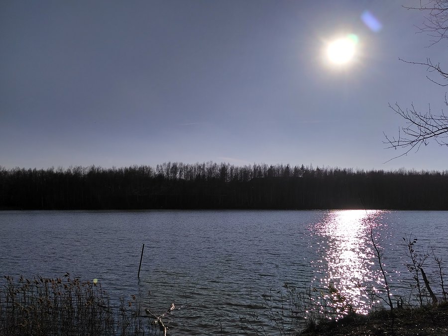 Słońce nad stawem w pobliżu hałdy na Sośnicy