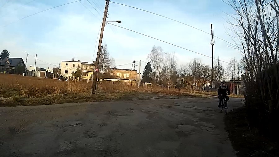 Styl jazdy tego gościa jest taki, że zastanawiam się jakim cudem nie wpadł pod coś... czy w coś nie uderzył