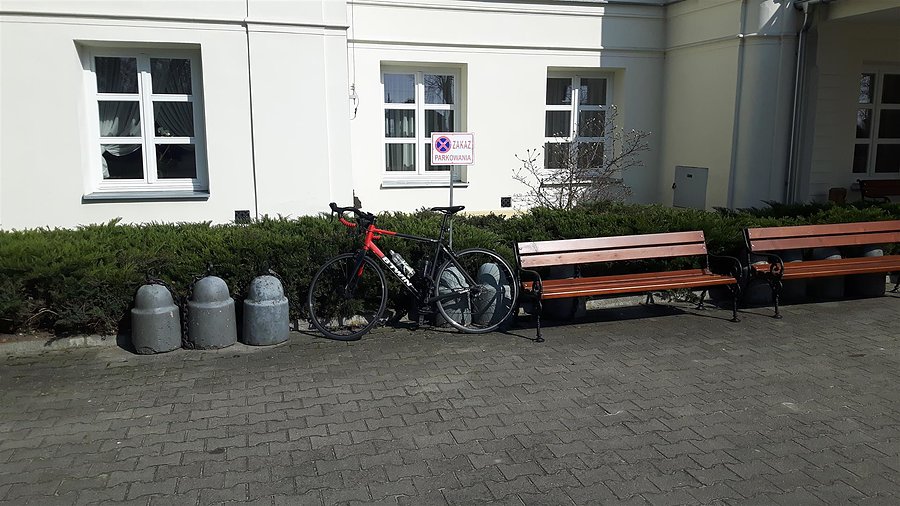 Ławeczka na słoneczku przed pałacem zaprasza do odpoczynku