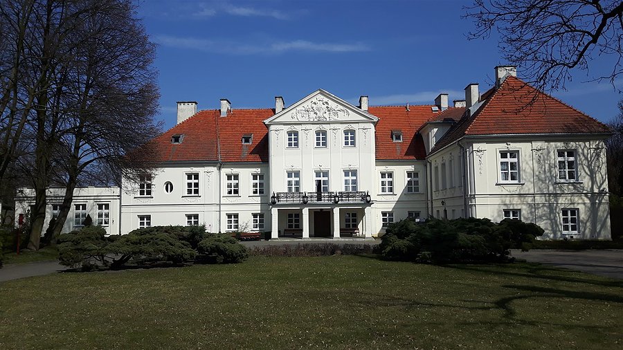 XVIII - wieczny późnobarokowy pałac Łuszczewskich w Lesznie