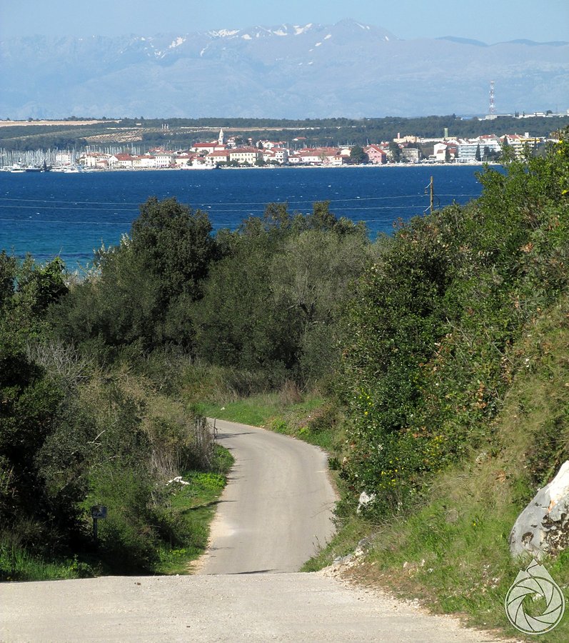 Zjazdy z górek,w tle Biograd