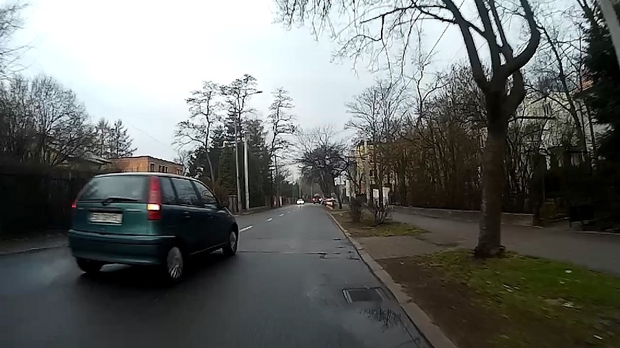 Gościowi strasznie się spieszyło, 50m dalej mało nie wbił się w samochód jadący z naprzeciwka