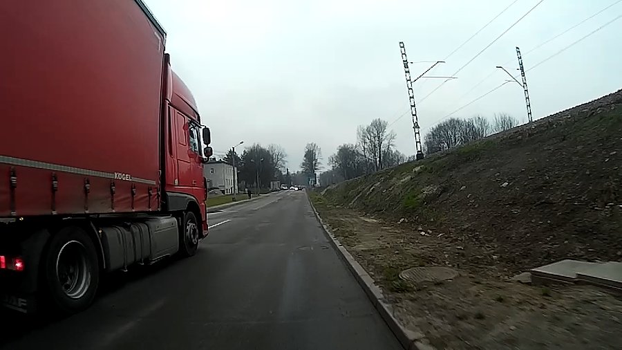 Chyba strasznie mu się spieszyło, ograniczenie na tym fragmencie to 40 km/h, licznik w rowerze pokazywał mi 41