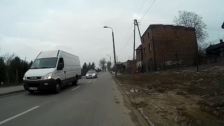 Gość jakoś dziwnie jechał, lekko z prawej na lewą i z powrotem, miał pecha, za nim jechała policja, w lusterku widziałem, że dziada zatrzymali