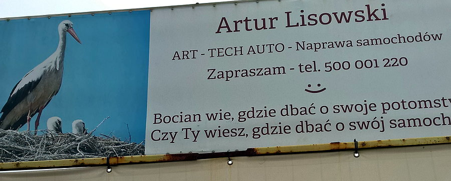 Dowcipna reklama spod bocianiego gniazda